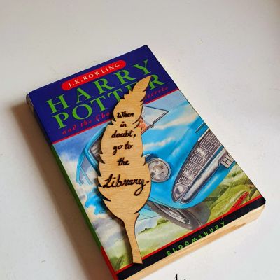 When in doubt, go to the library - فاصل كتب خشب شكل ريشة