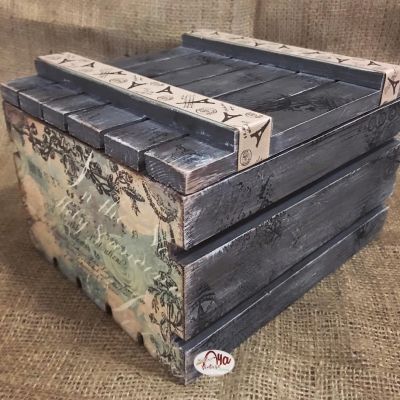 صندوق خشبي باللون الرمادي