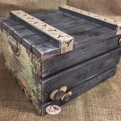 صندوق خشبي باللون الرمادي