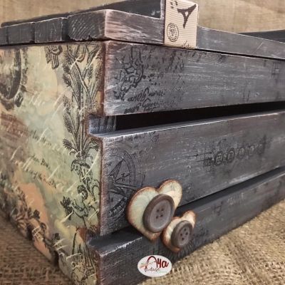 صندوق خشبي باللون الرمادي