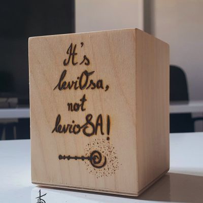 It's leviOsa, not levioSA! -  مقلمة مكتب خشب 