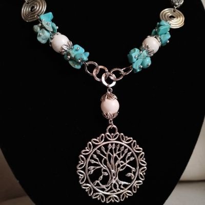 قلاده من حجر فيروزري