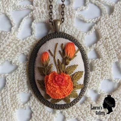 قلادة مطرزة 