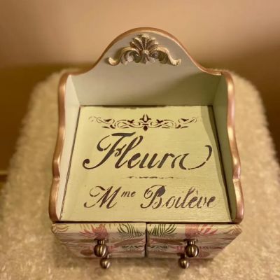 Accessories and cosmetics organizer