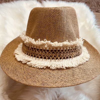 طاقيه للصيف مزينه بالخيوط 