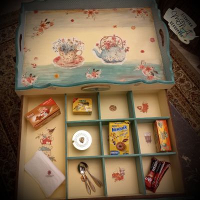 كوفى كورنر باللون التيفانى