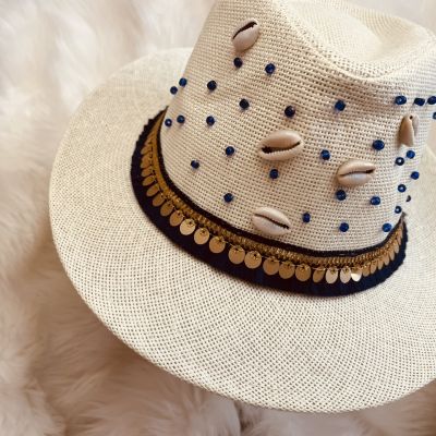 قبعه مزينه بالقواقع و الشرائط الملونه و الخرز 