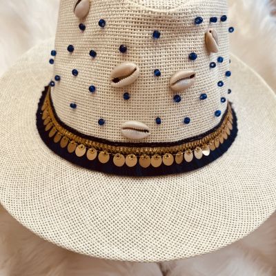 قبعه مزينه بالقواقع و الشرائط الملونه و الخرز 