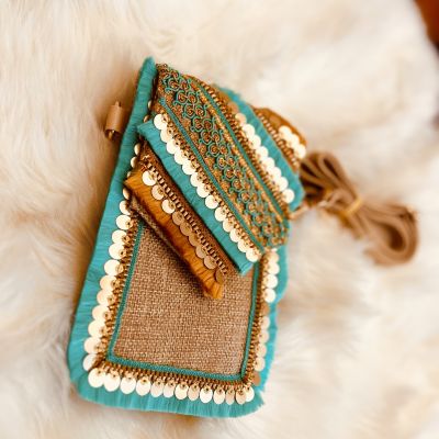 شنطه موبايل صغيره مزينه بالشرائط الملونه 