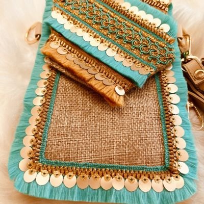 شنطه موبايل صغيره مزينه بالشرائط الملونه 