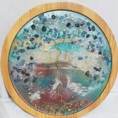 تابلوه من الخشب العزيزي مليء بالريزن بديزاين وألوان مبهجة مع شجرة من النحاس والأحجار❤❤💙💙 