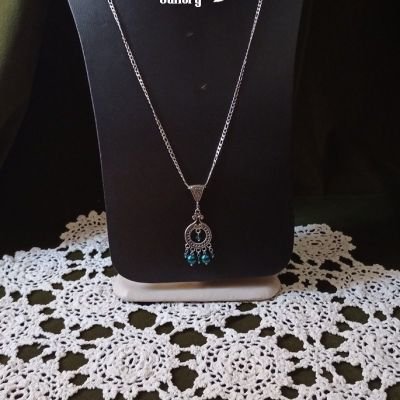 قلادة معدنية