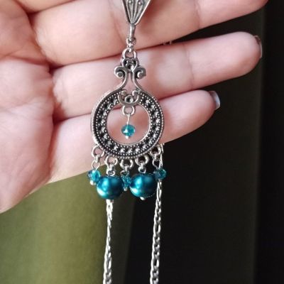 قلادة معدنية