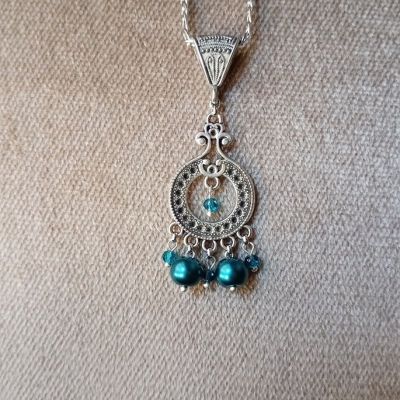 قلادة معدنية