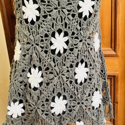 شال مربعات رصاصي 