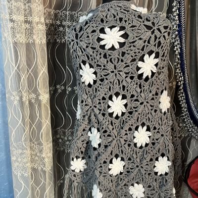 شال مربعات رصاصي 