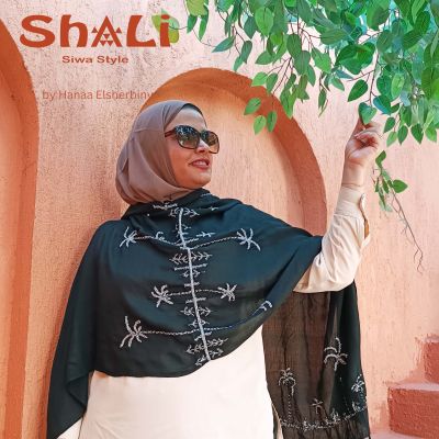 شال قطني مطرز يدويًا بأيدي سيدات واحة سيوة الموهوبات، ومنسوج يدويًا في قرية نقادة.