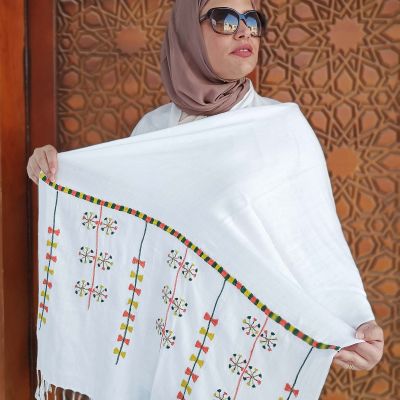 شال قطني مطرز يدويًا بأيدي سيدات واحة سيوة الموهوبات، ومنسوج يدويًا في قرية نقادة.