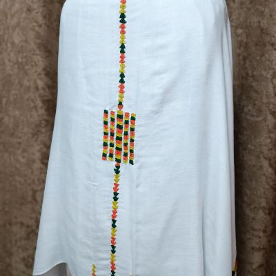 شال قطني مطرز يدويًا بأيدي سيدات واحة سيوة الموهوبات، ومنسوج يدويًا في قرية نقادة.