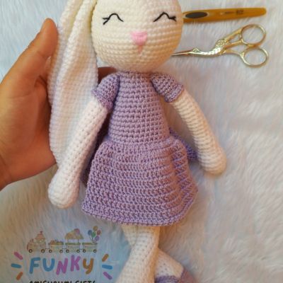 أرنوبه بفستان