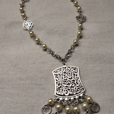 Beaded off white necklace 