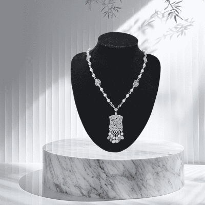 Beaded off white necklace 