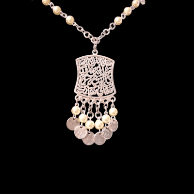 Beaded off white necklace 