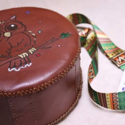 شنطة دائريه بطابعه بومة ليزر ومتاح اى صورة