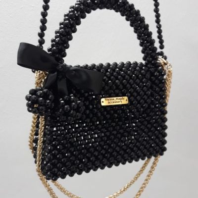 شنطة خرز اسود بفيونكة