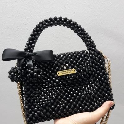 شنطة خرز اسود بفيونكة