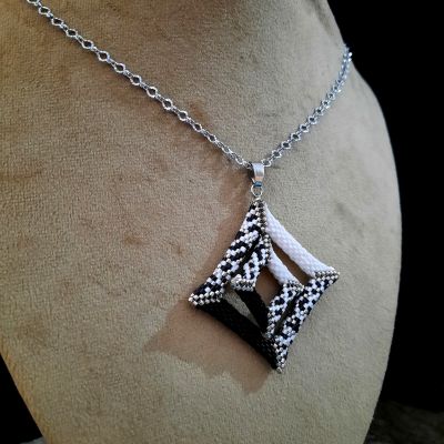 سلسال المربعات المتداخلة من خرز الميوكى