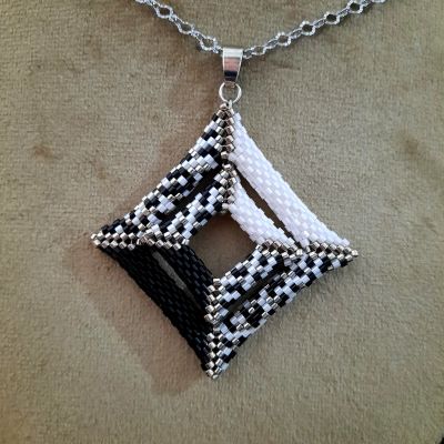 سلسال المربعات المتداخلة من خرز الميوكى