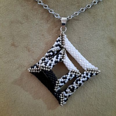 سلسال المربعات المتداخلة من خرز الميوكى