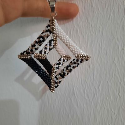 سلسال المربعات المتداخلة من خرز الميوكى