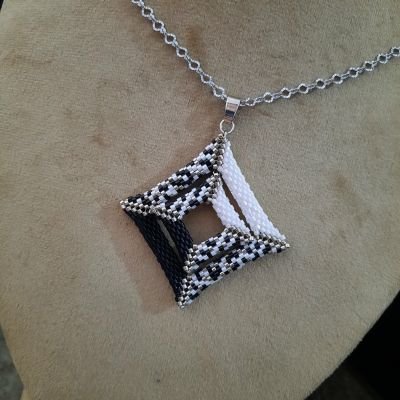 سلسال المربعات المتداخلة من خرز الميوكى