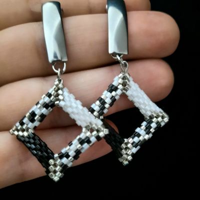 اقراط بتصميم مربعات مجسمة من خرز الميوكى