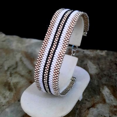 مجموعة الخطوط الأبيض والاسود المتوازية من خرز الميوكى