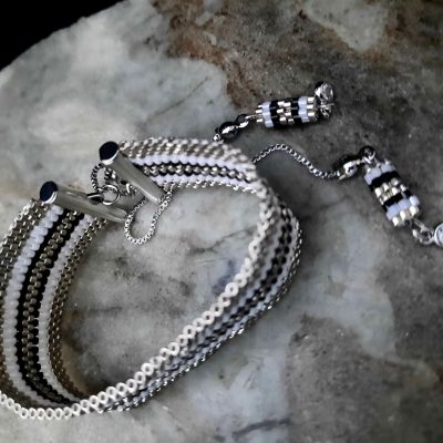 مجموعة الخطوط الأبيض والاسود المتوازية من خرز الميوكى