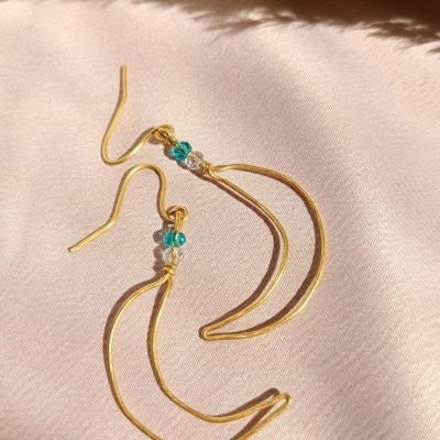 اقراط نحاس على شكل هلال 