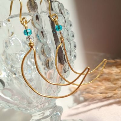 اقراط نحاس على شكل هلال 