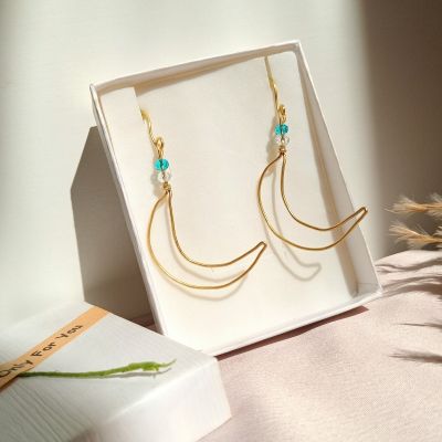 اقراط نحاس على شكل هلال 