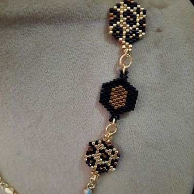 عقد بتصميم جلد النمر الذهبى من خرز الميوكى