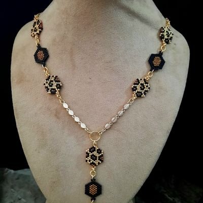 عقد بتصميم جلد النمر الذهبى من خرز الميوكى