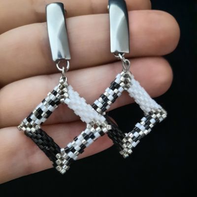 مجموعة المربعات المجسمة ابيض واسود من خرز الميوكى