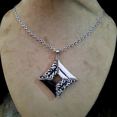 مجموعة المربعات المجسمة ابيض واسود من خرز الميوكى