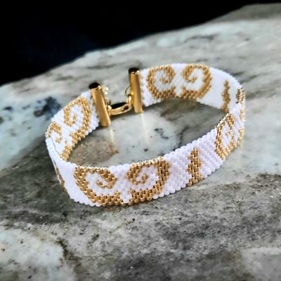 إسورة بتصميم عربى بسيط من خرز الميوكى