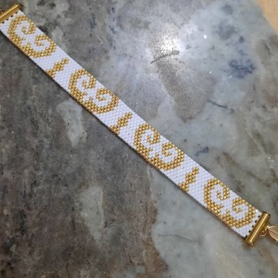 إسورة بتصميم عربى بسيط من خرز الميوكى