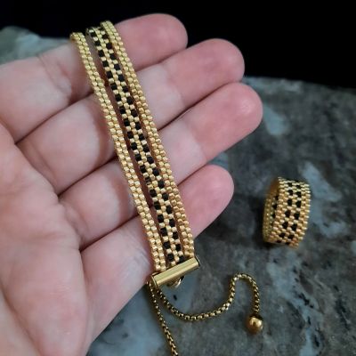 مجموعة رقيقة من الذهبى والأسود من خرز الميوكى