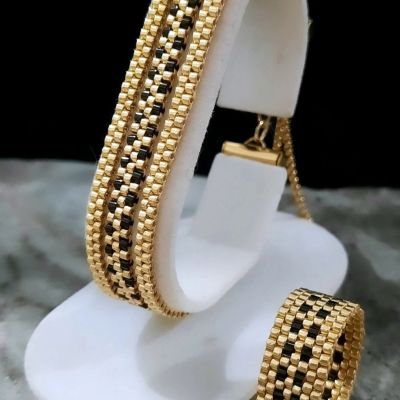 مجموعة رقيقة من الذهبى والأسود من خرز الميوكى