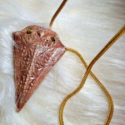 سلسله من الخزف والنحاس 